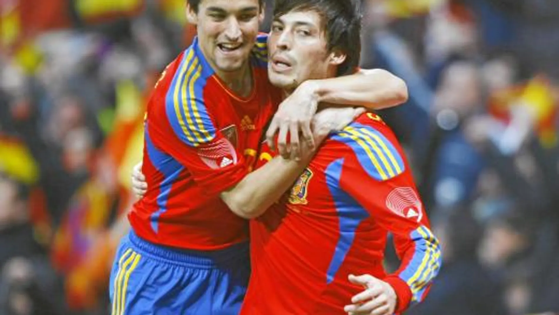 Jesús Navas y Silva se abrazan después del gol del canario que significó la victoria de España ante Colombia