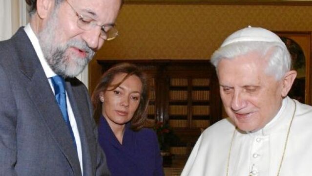 Mariano Rajoy, junto a su esposa, entrega un obsequio a Benedicto XVI en la visita del líder del Partido Popular a la Santa Sede