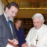 Mariano Rajoy, junto a su esposa, entrega un obsequio a Benedicto XVI en la visita del líder del Partido Popular a la Santa Sede