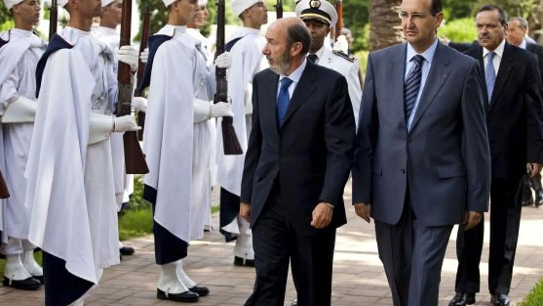 El ministro del Interior, Alfredo Pérez Rubalcaba, se reunió ayer con su homólogo marroquí, Taieb Cherkaoui, antes de verse con Mohamed VI