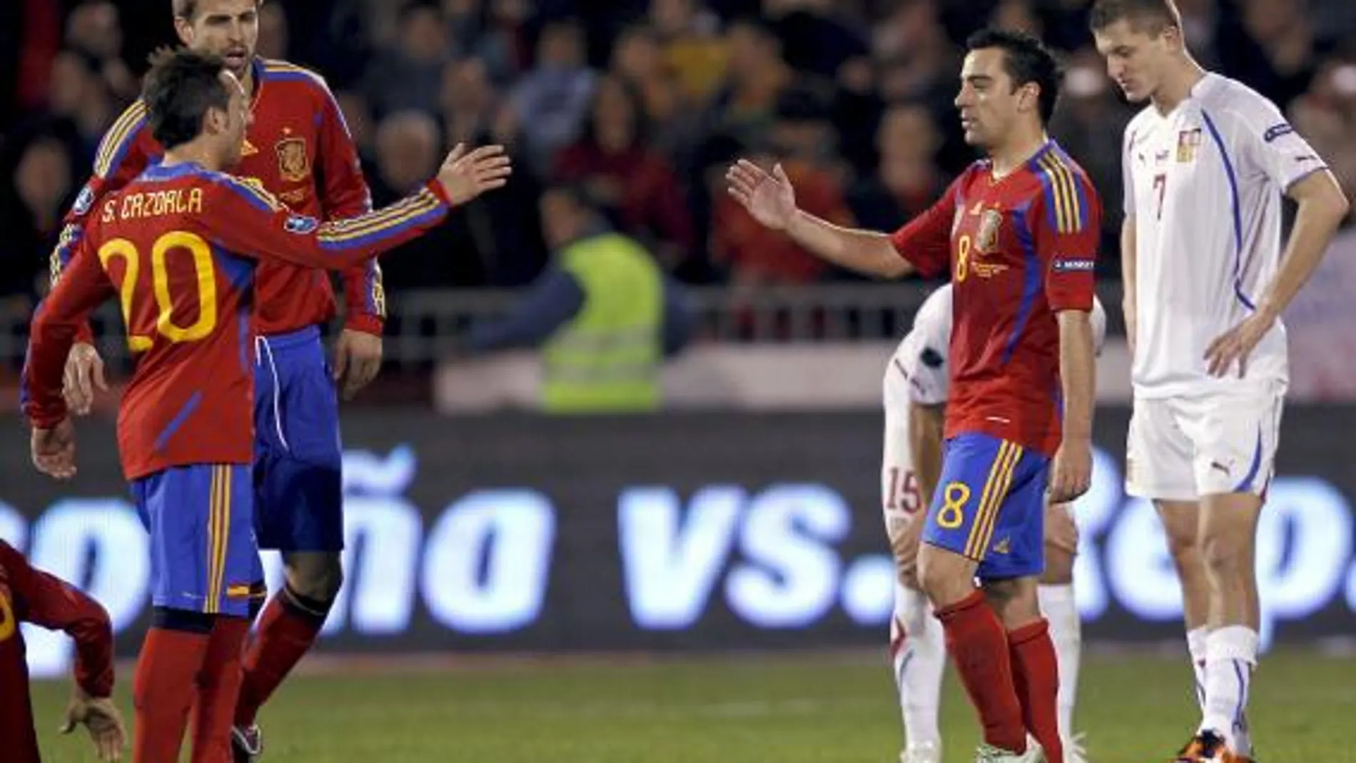 Los jugadores de la selección española, Xavi Hernández (2d), Santi Cazorla (i) y Gerard Piqué (2i), celebran su victoria sobre la selección de la República Checa