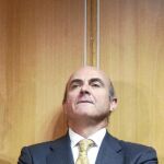 Guindos se reúne con la banca para impulsar las fusiones