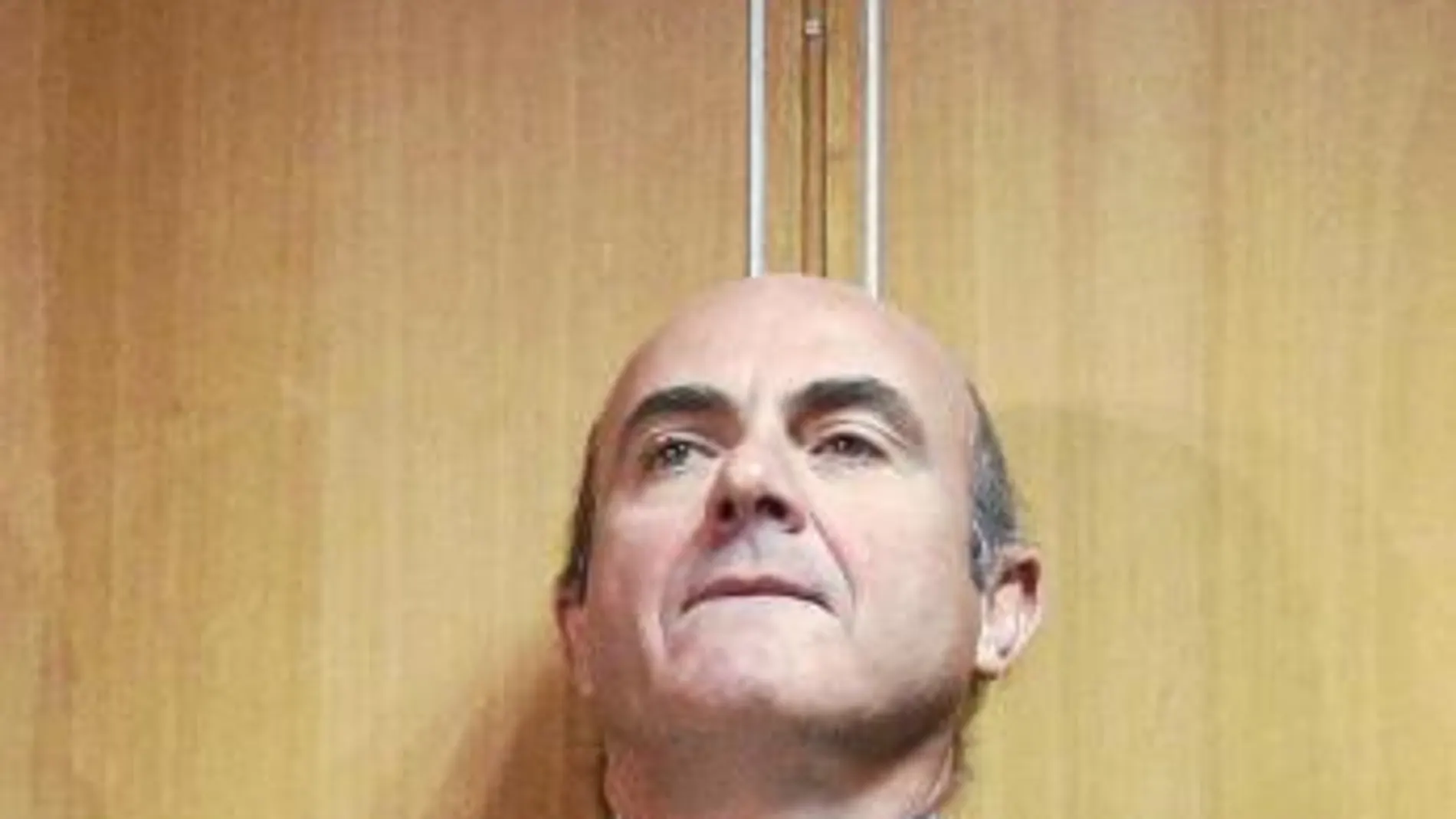 Guindos se reúne con la banca para impulsar las fusiones