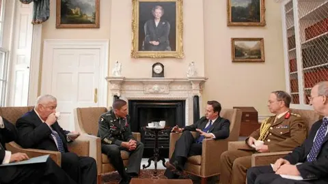 CAMERON se reunió ayer con el general Petraeus en Downing Street
