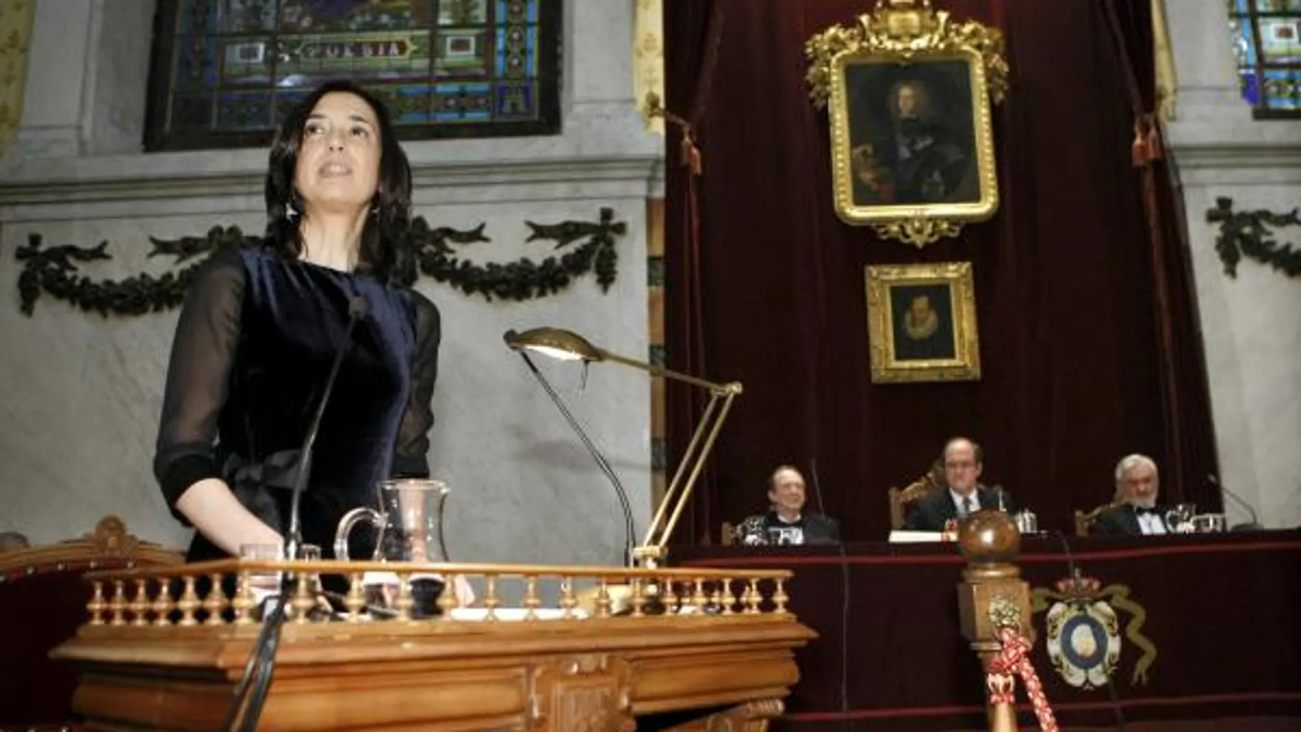 Inés Fernández Ordóñez en la lectura de su discurso de ingreso