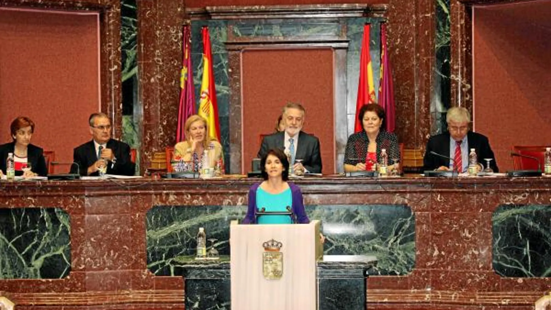 La consejera de Economía, Inmaculada García, explicó ayer la modificación presupuestaria para aplicar el «decretazo» del Gobierno central