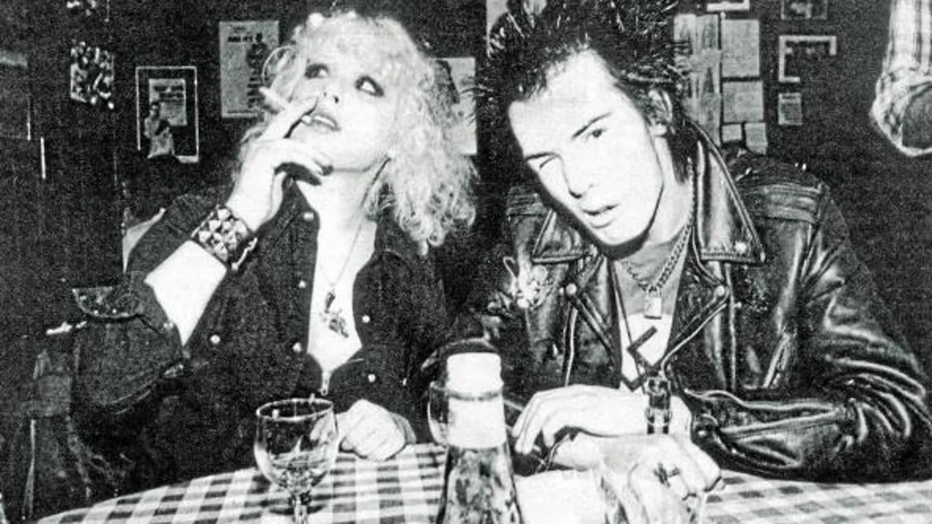 El componente de los Sex Pistols junto a su novia, Nancy Spungeon