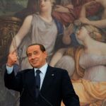 Berlusconi, serio, durante una rueda de prensa ayer