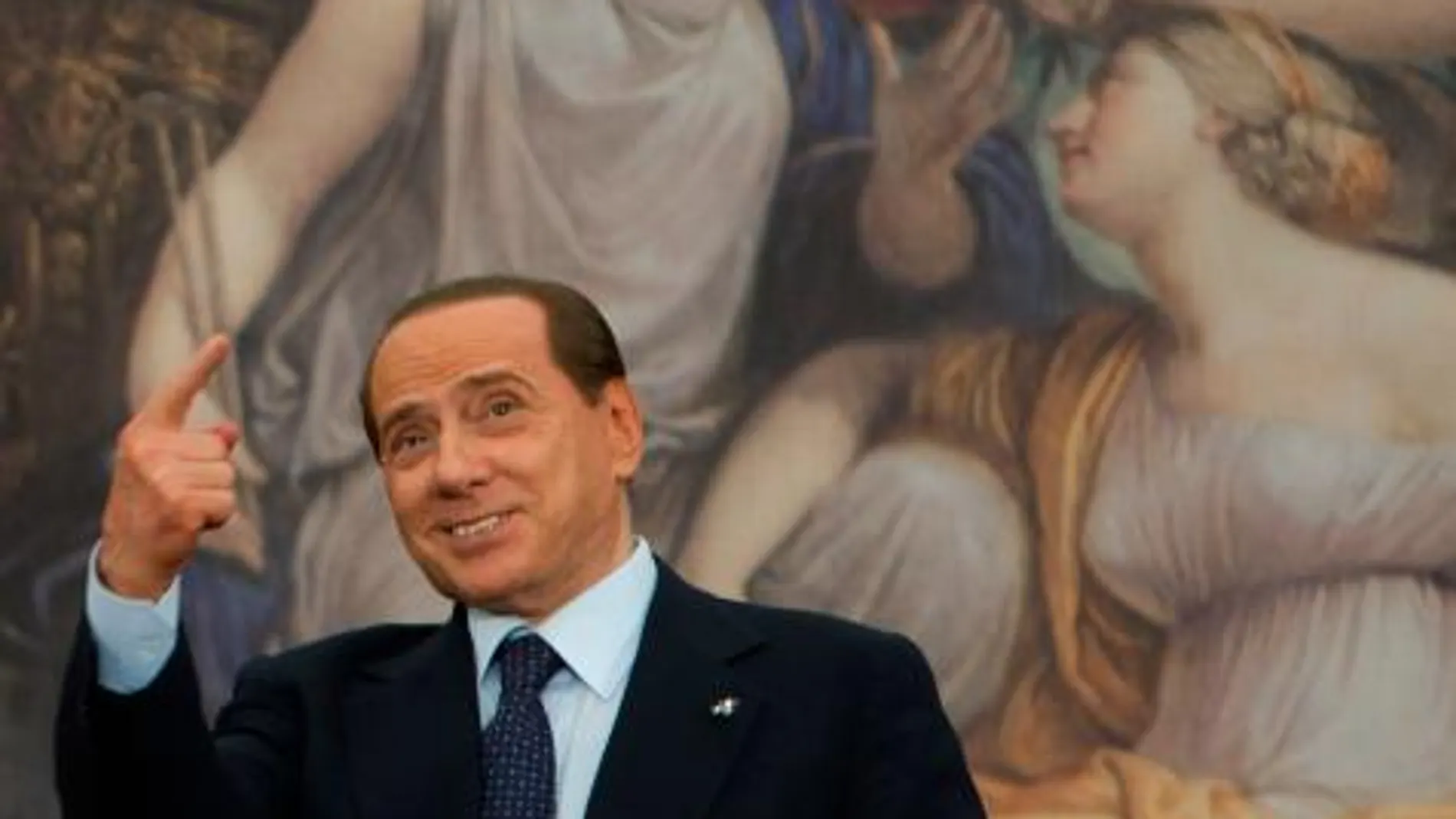 Berlusconi, serio, durante una rueda de prensa ayer
