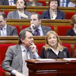 Mas y la vicepresidenta Ortega durante la sesión de ayer en el Parlament en la que el president explicó la estructura de su Gobierno