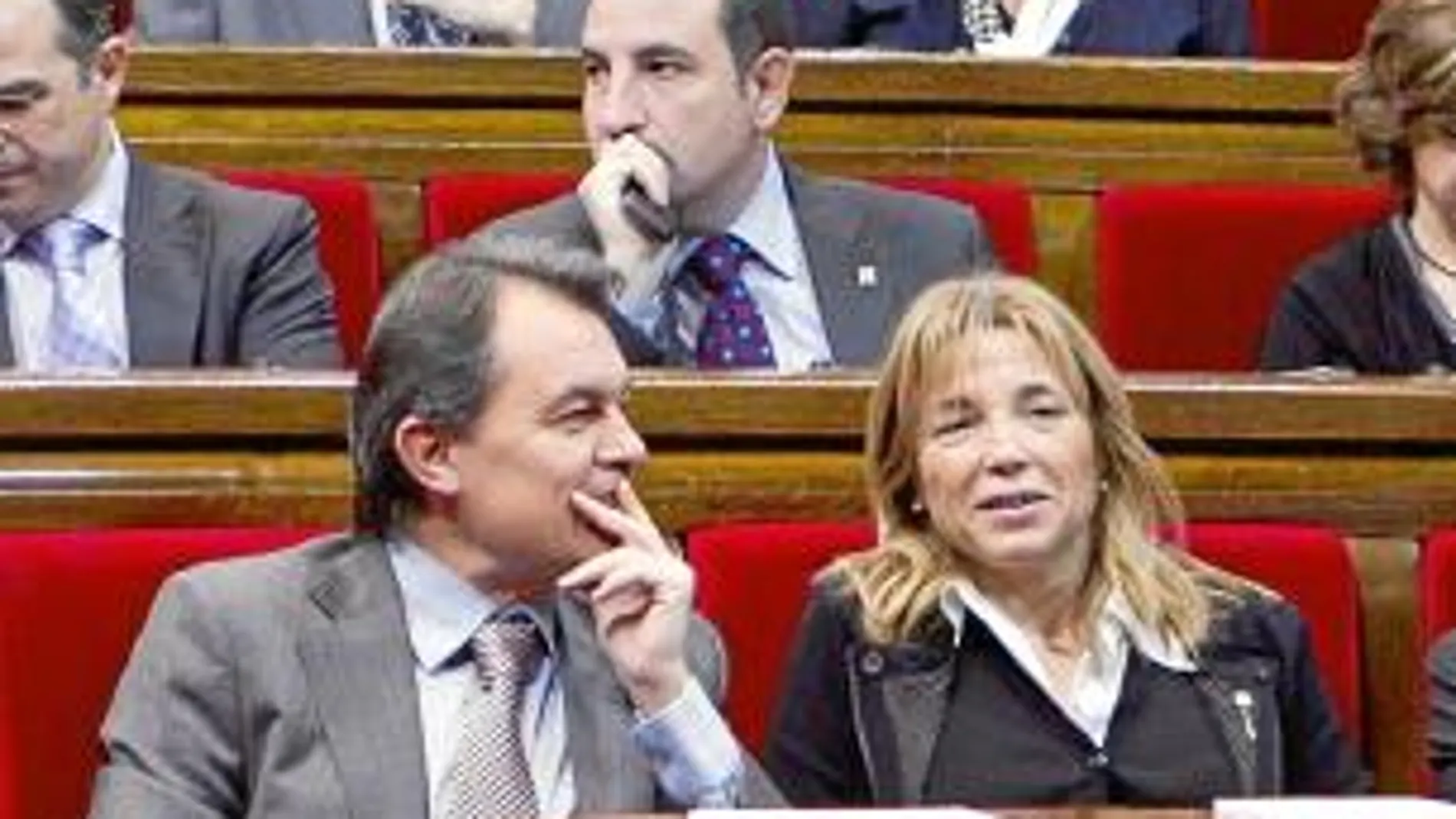 Mas y la vicepresidenta Ortega durante la sesión de ayer en el Parlament en la que el president explicó la estructura de su Gobierno
