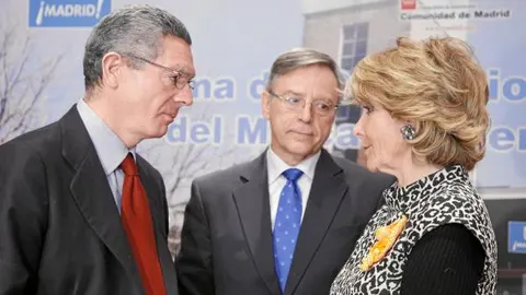Aguirre, Gallardón y el rector de la Universidad Carlos III, Daniel Peña, en la firma del convenio para la cesión