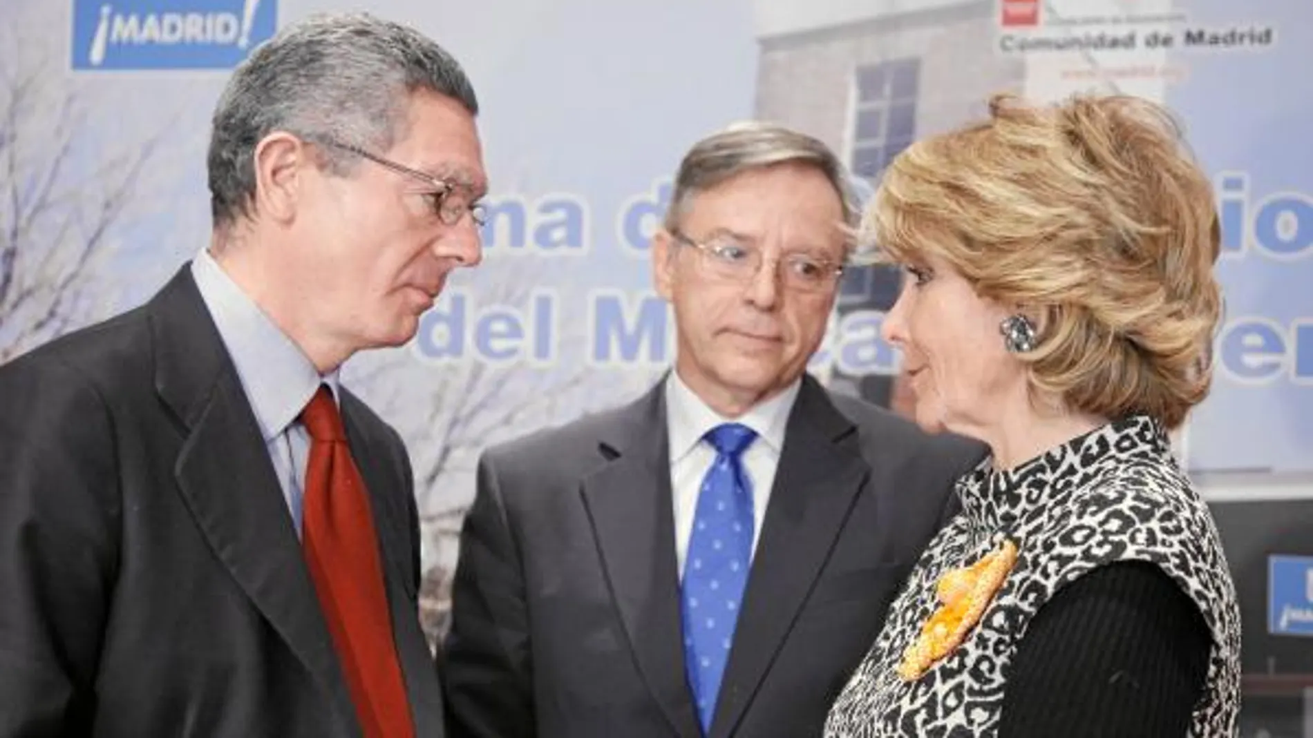 Aguirre, Gallardón y el rector de la Universidad Carlos III, Daniel Peña, en la firma del convenio para la cesión