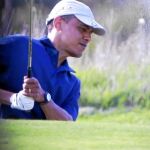 Obama golpea la bola en el Club de Golf de Vineyard, ayer, en Edgartown
