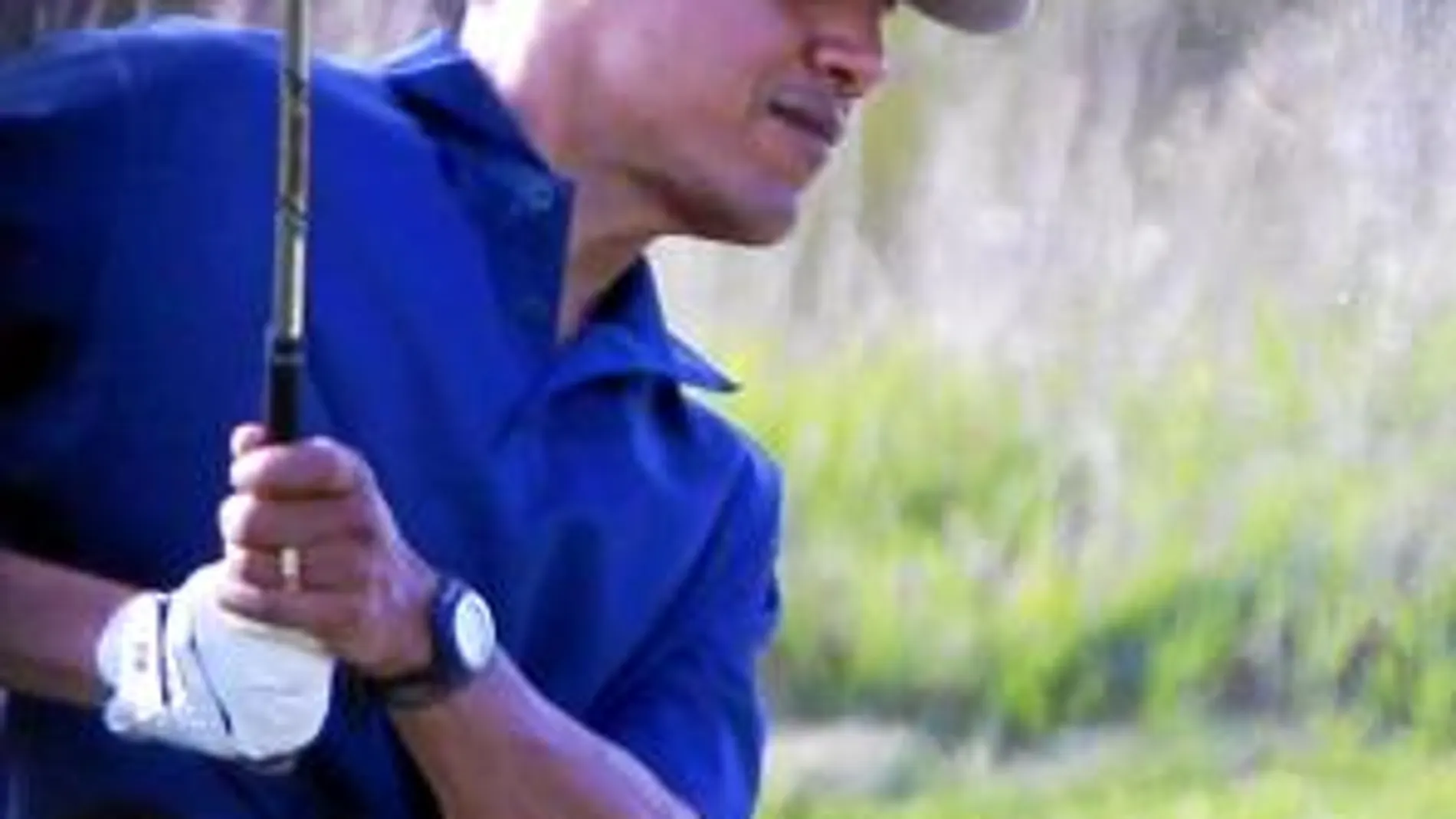 Obama golpea la bola en el Club de Golf de Vineyard, ayer, en Edgartown