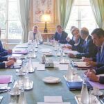 Sarkozy se reunió con sus ministros horas antes de que circulara en los mercados un rumor sobre la degradación de la deuda de Francia