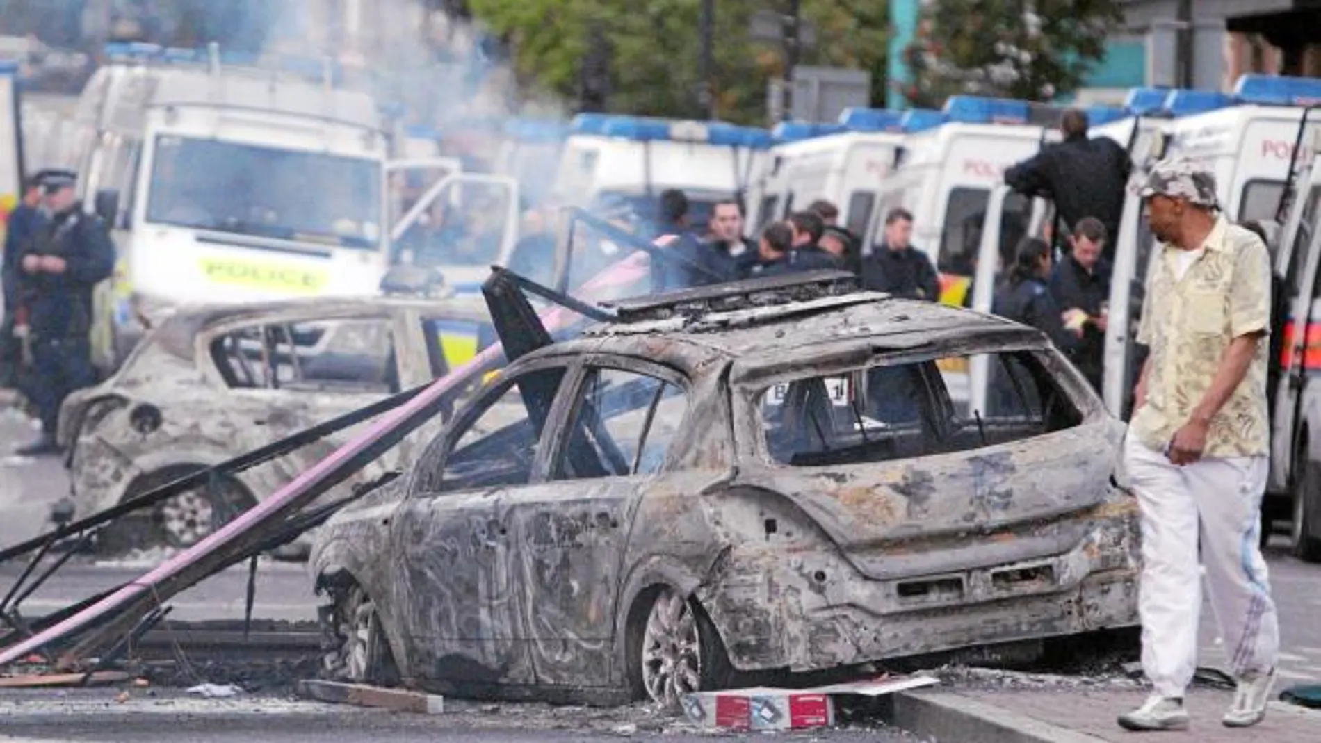 Tres coches de Policía quemados: Un portavoz de los Servicios de Bomberos de Londres indicó que, por el momento, «los incendios se encuentran bajo control»