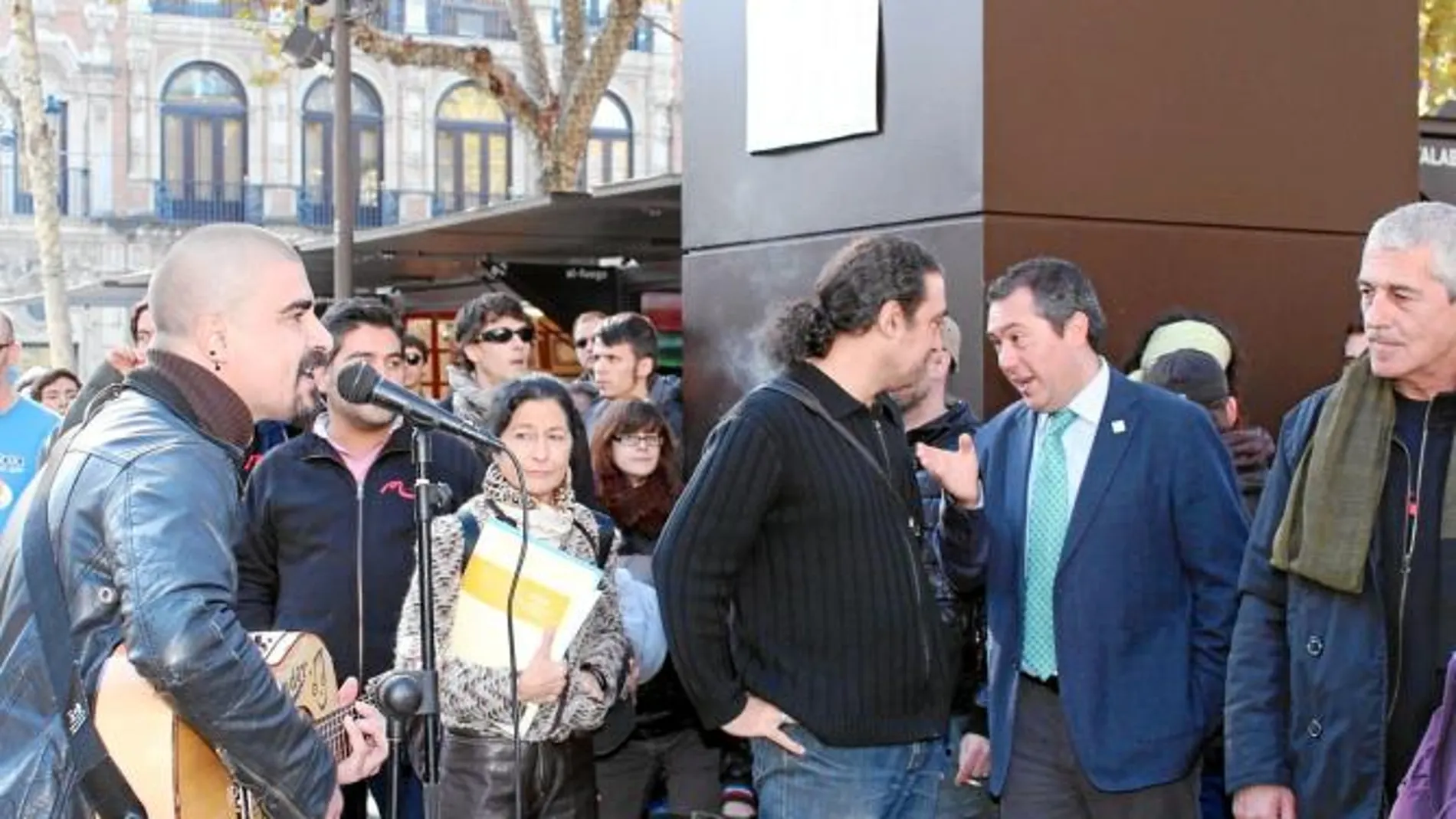 Decenas de personas pidieron en la puerta del Consistorio la reapertura de la sala de conciertos a golpe de guitarra