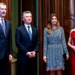 Los reyes de España Felipe VI y Letizia posan junto al presidente de Argentina, Mauricio Macri, y la primera dama argentina, Juliana Awada, durante un acto social este martes en Buenos Aires