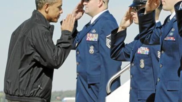 Obama saluda a varios militares antes de subir al avión presidencial, ayer, en la base aérea de Andrews