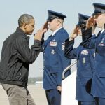 Obama saluda a varios militares antes de subir al avión presidencial, ayer, en la base aérea de Andrews