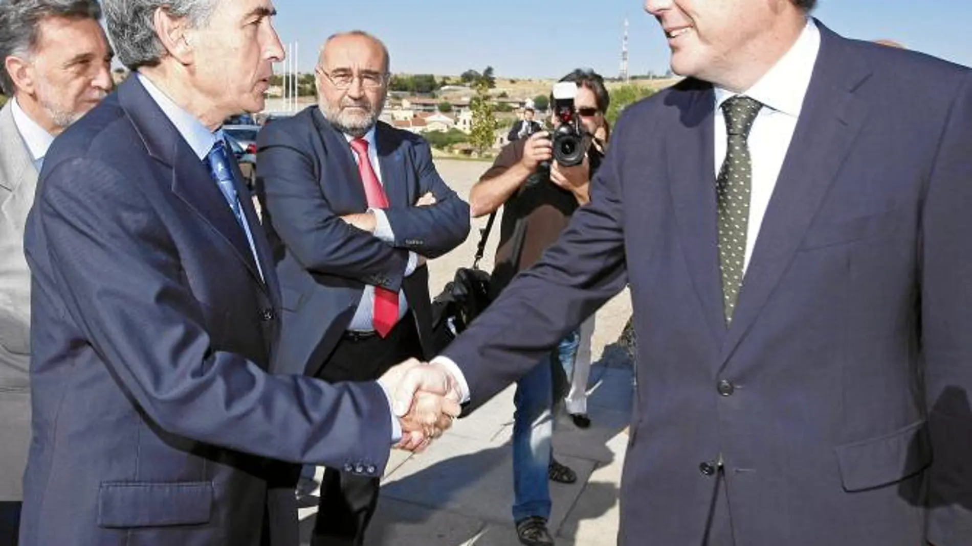 Ramón Jáuregui saluda al ex ministro de Justicia José María Michavila, momentos antes de su intervención