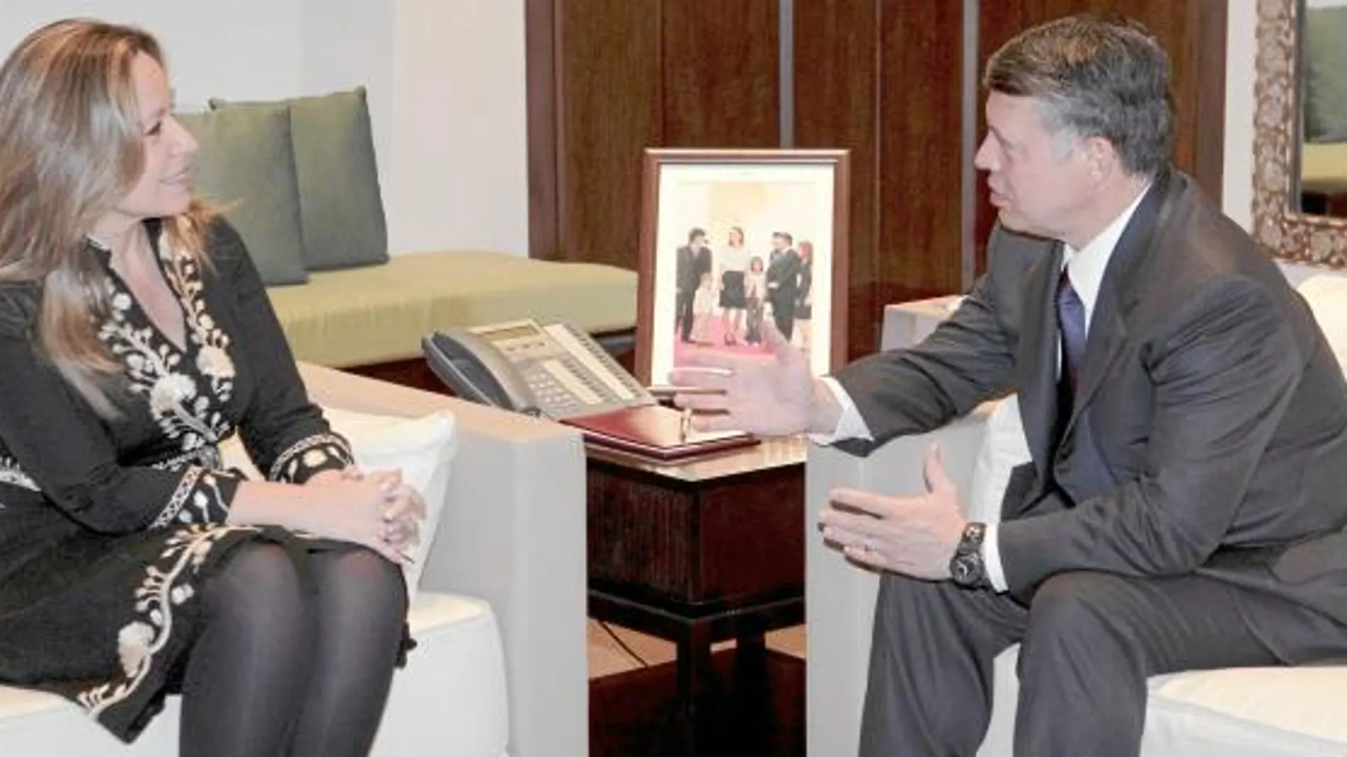 La ministra de Asuntos Exteriores, Trinidad Jiménez, conversa con el rey Abdala II de Jordania, ayer en Amán