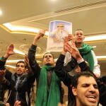 Seguidores de Gadafi corean frases anti estadounidenses durante una manifestación
