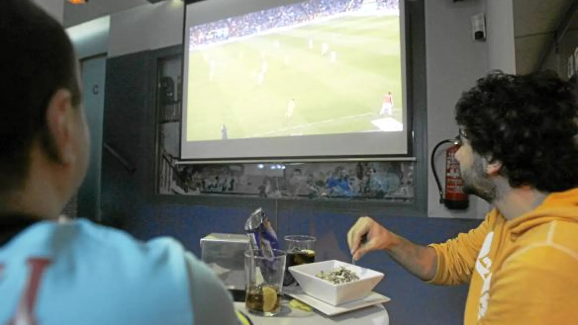 Dos amigos ven el partido de ayer del Real Madrid en «El ratón vaquero»