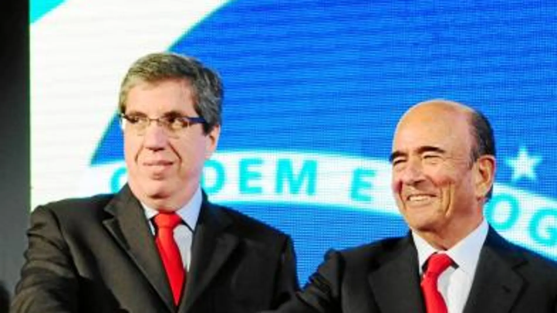 Emilio Botín presentó ayer la nueva imagen de Santander en Sao Paulo con el presidente de la filial bancaria en Brasil, Fábio Barbosa