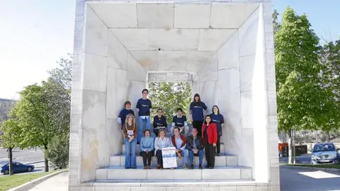 Manuela Lancharro, Narcisa López, Ángeles Pedraza, Daniel Portero, Eugenio Casasola y María Dolores Montoya, ayer junto a unos voluntarios en el monumento a la Constitución