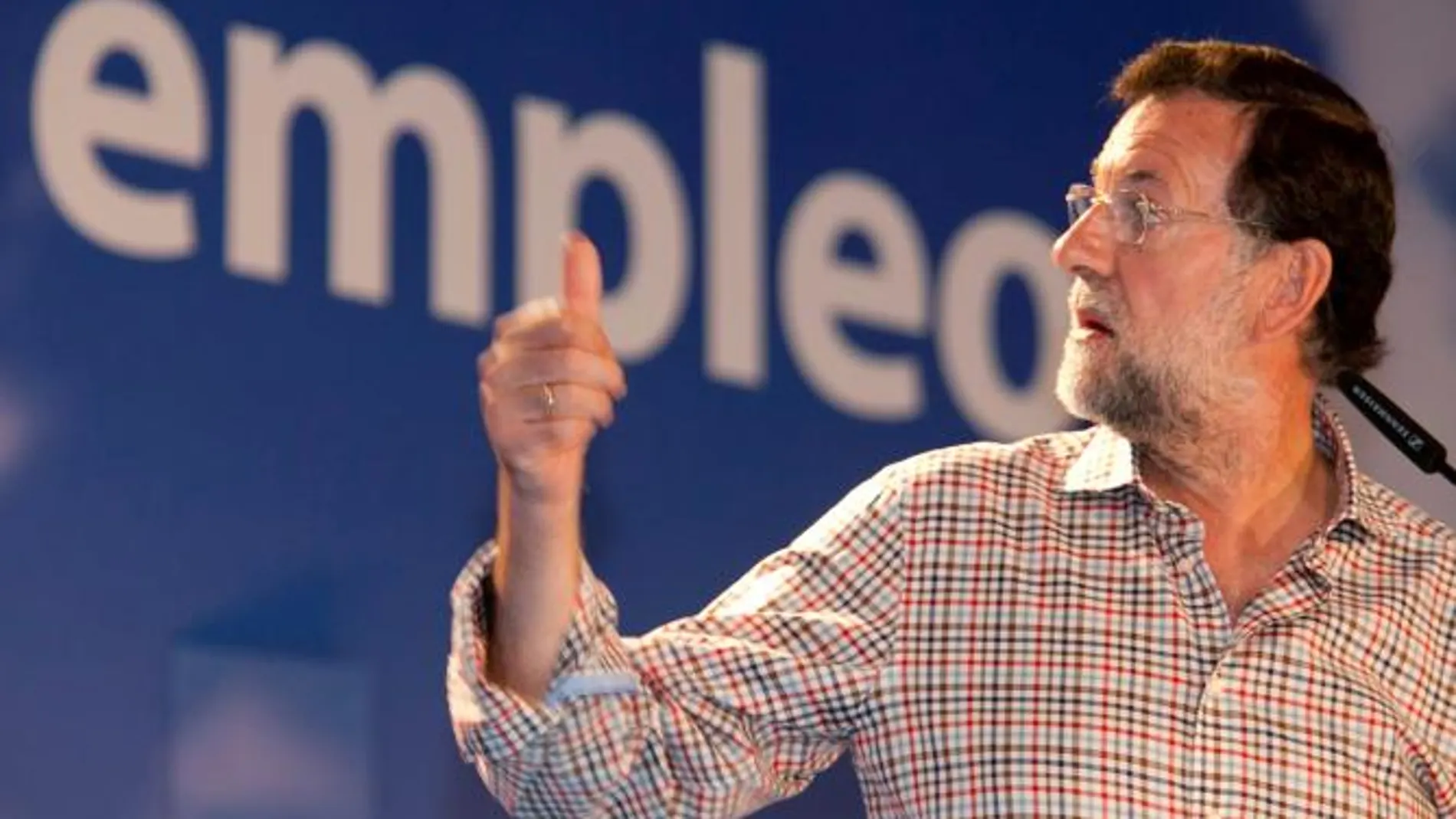 Rajoy critica que Rubalcaba quiera ahora un impuesto que ya quitó