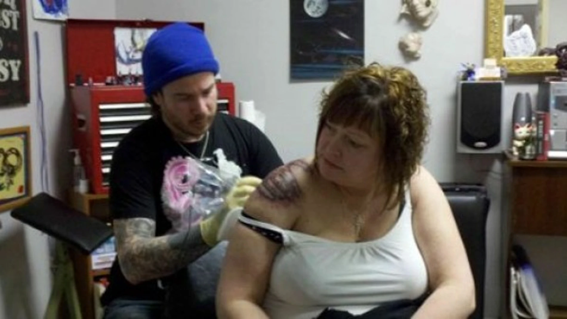 Una tienda de tatuajes dentro de una Iglesia