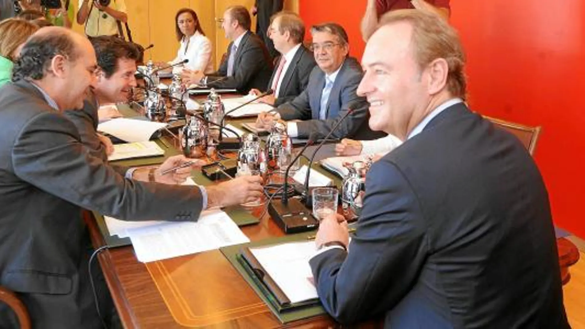 El pleno del Consell se reunió ayer en Alicante. El primer plano, el presidente Fabra