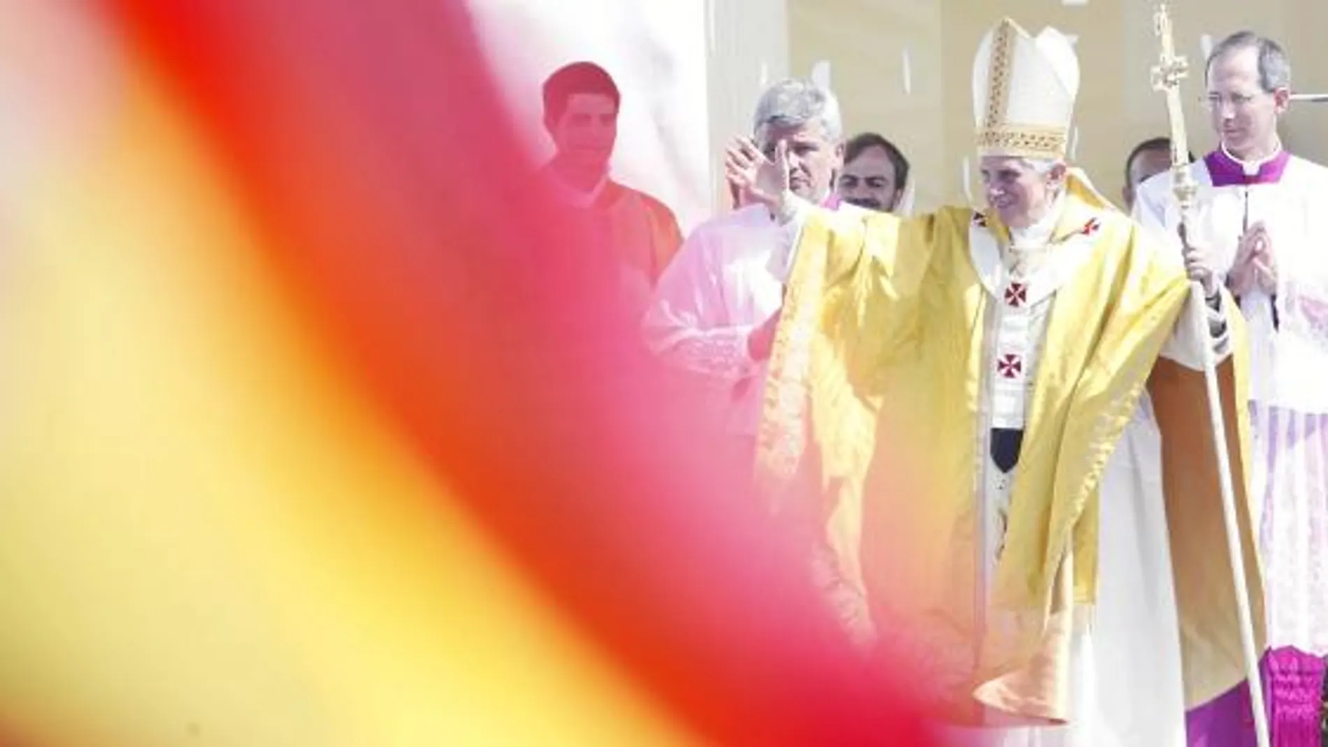 Benedicto XVI despide a los peregrinos tras la misa más multitudinaria