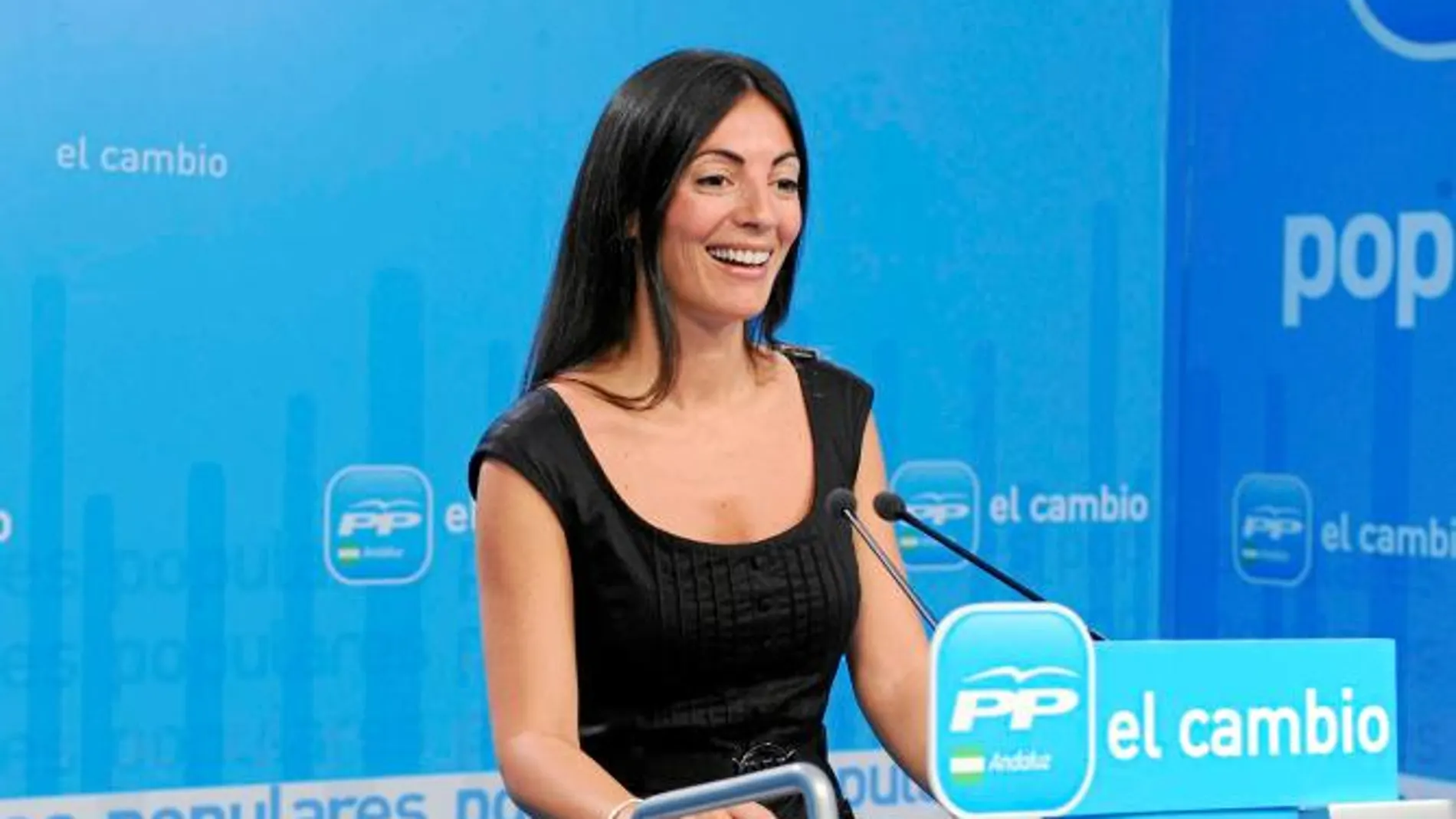 La portavoz del PP-A, Rosario Soto, durante la rueda de prensa que ofreció ayer en Sevilla