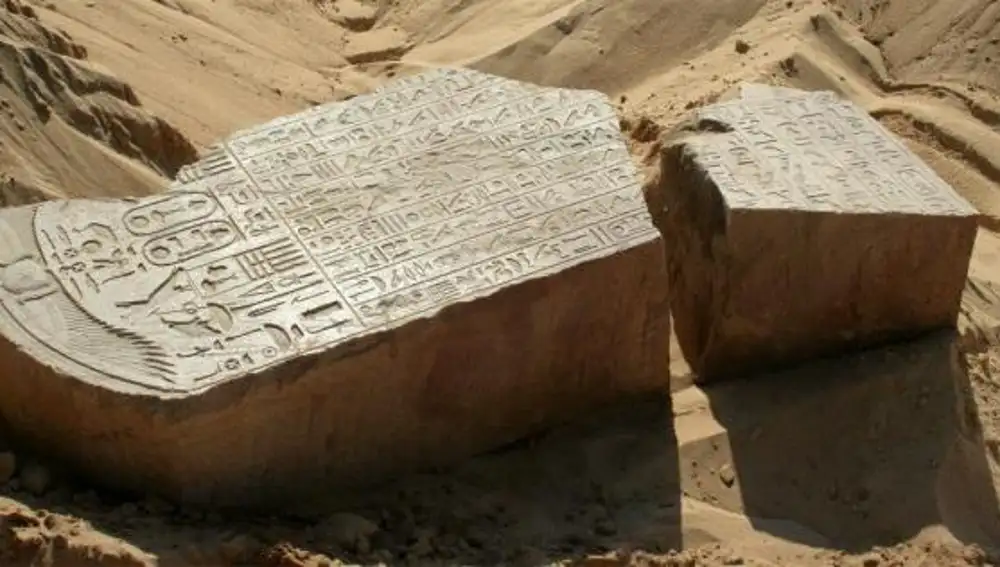 Foto cedida hoy por el Consejo Supremo de Antigüedades de Egipto (CSA) en la que se ve una estela que data de la época del faraón Apries de la XXVI dinastía (589-570 a.C.)