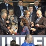 El presidente de la Federación española de futbol, Ángel Maria Villar (i), felicita al seleccionador español, Luis Milla