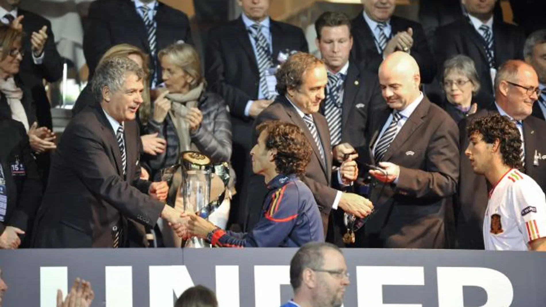 El presidente de la Federación española de futbol, Ángel Maria Villar (i), felicita al seleccionador español, Luis Milla