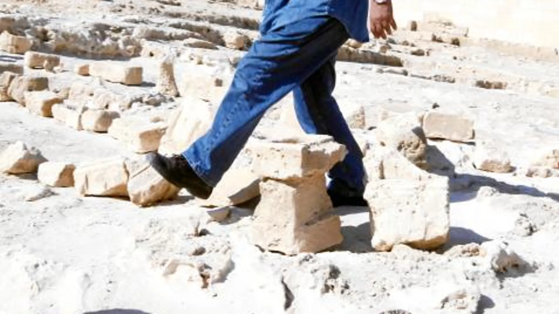 El arqueólogo Zahi Hawass visita una zona en Egipto donde se ha buscado la tumba de Marco Antonio y Cleopatra
