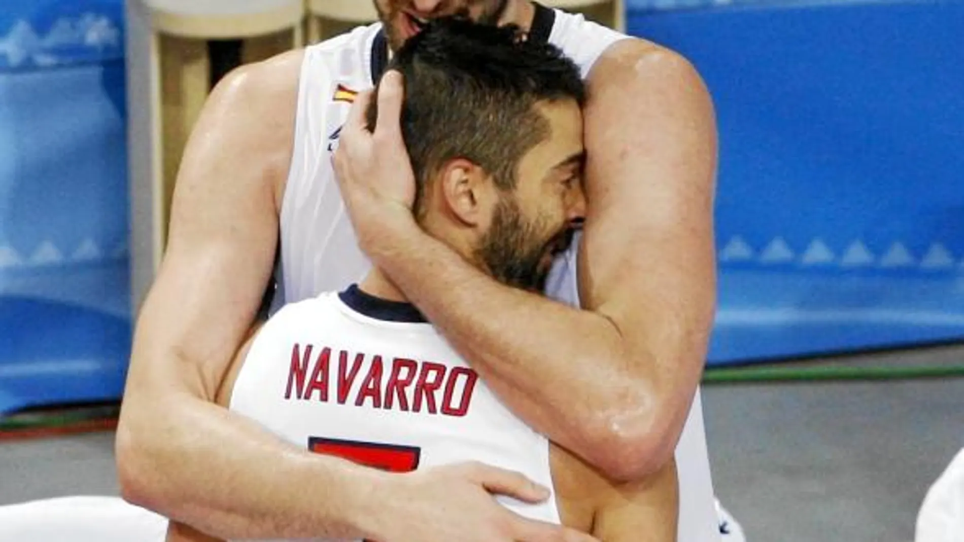 NAVARRO Y PAU se abrazan después de conquistar un nuevo oro con la Selección. Los compañeros de habitación en la concentración han sido dos de las claves del título