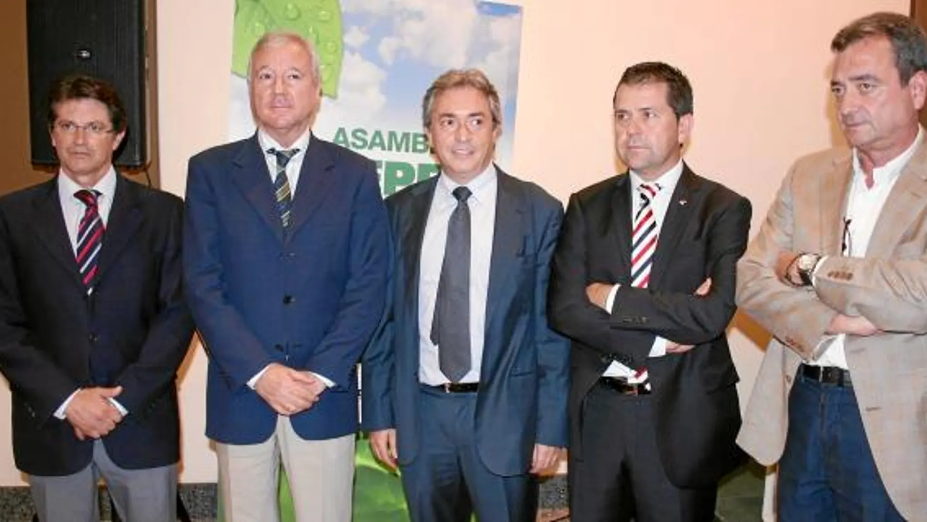 Francisco Jódar, Ramón Luis Valcárcel, Jorge Brotons, Juan Marín y Joaquín Gómez, durante la clausura de la asamblea general de Fepex celebrada ayer en Lorca