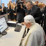 Benedicto XVI fue recibido por el director del diario, Giovanni Maria Vian, y por los miembros de la redacción