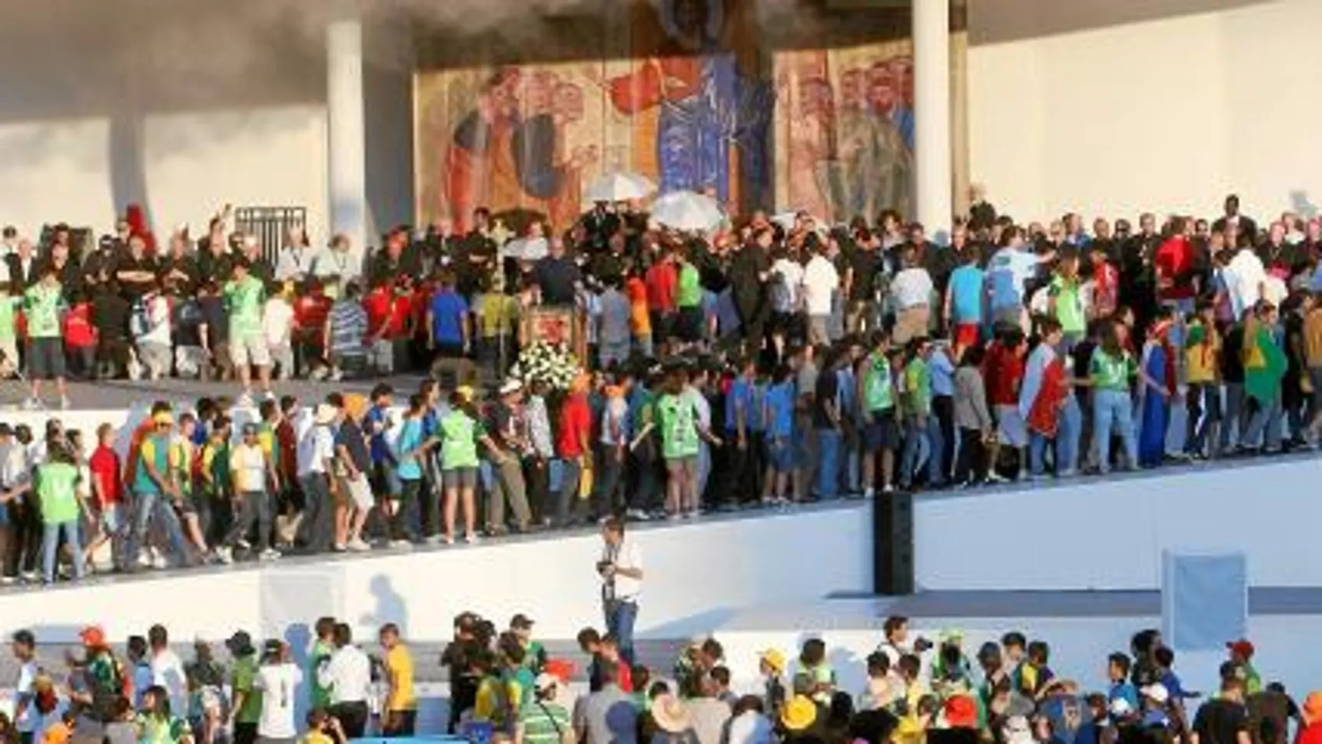 Cientos de jóvenes suben al altar de Cibeles tras la invitación de Kiko Argüello a que entreguen su vida