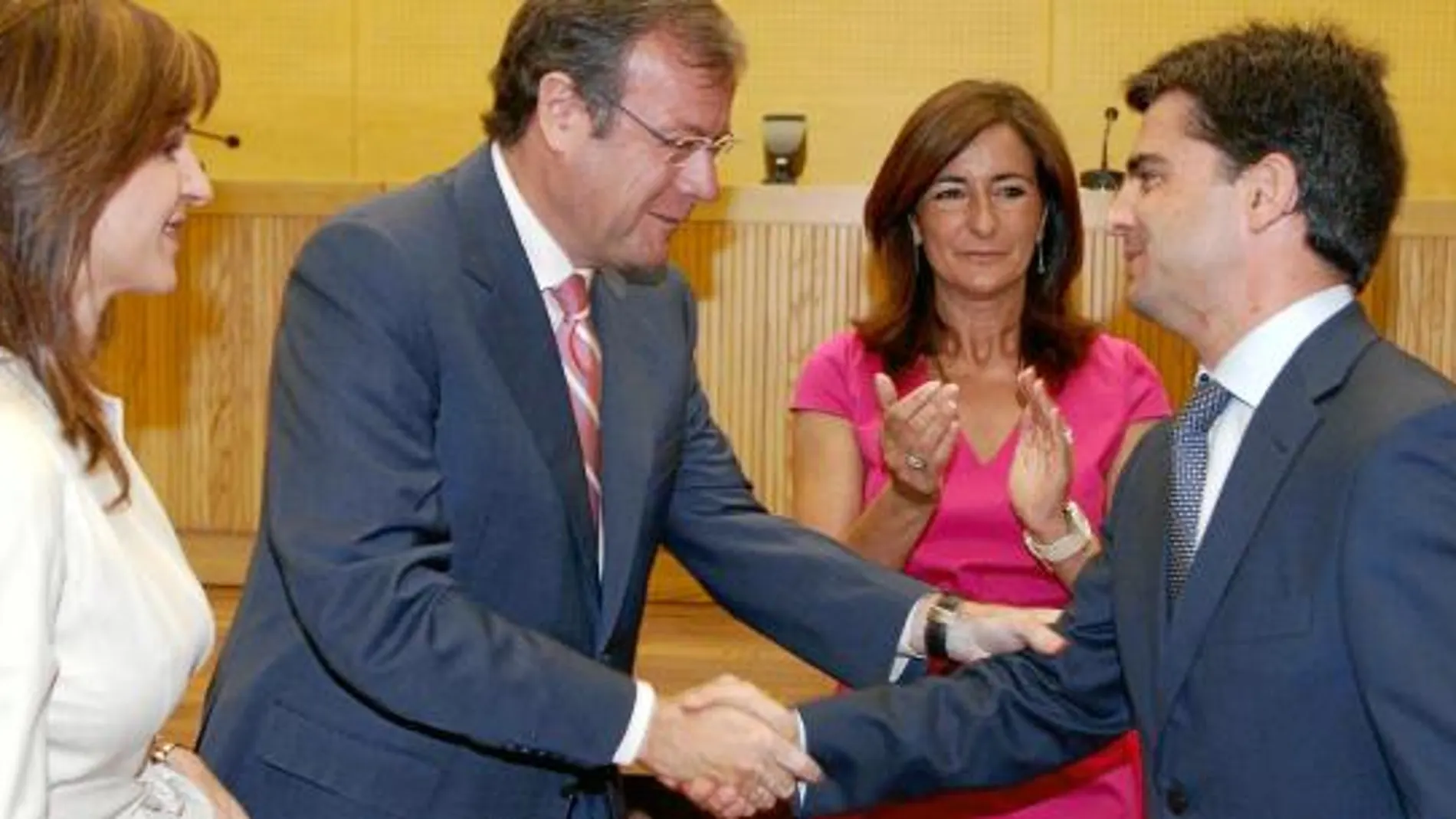 Los consejeros Antonio Silván y Silvia Clemente felicita a sus secretario generales, Carmen Ruiz y Juan Zapatero