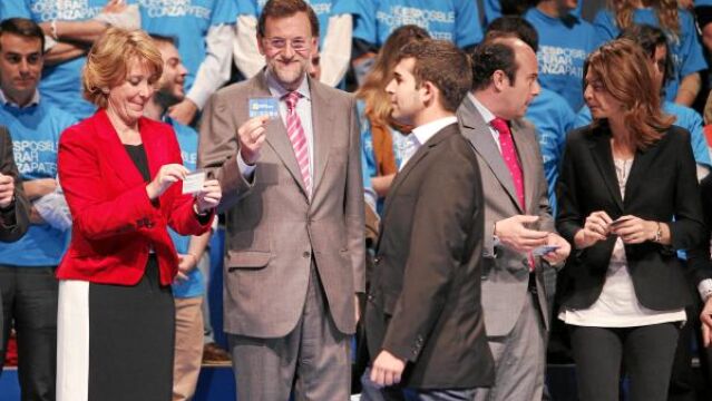Rajoy acompañó ayer a Aguirre en el acto de entrega de carnets a los nuevos afiliados del PP en Torrejón