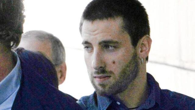 El acalde de Leiza, Oier Eizmendi, llegó a la Audiencia acompañado por el portavoz de Bildu, Maiorga Ramírez, que calificó la imputación de «chiste» y «montaje»