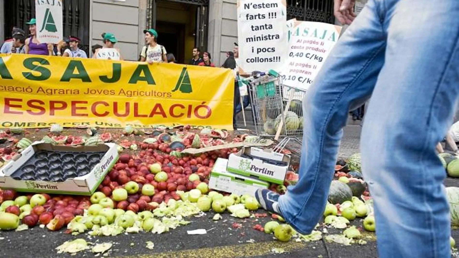 Unos 80 agricultores repartieron casi cuatro toneladas frente al consulado