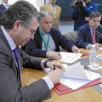 Granados firmó ayer con los sindicatos el «tijeretazo» a los liberados en la Administración regional