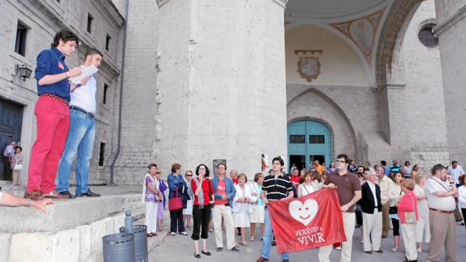 Cientos de personas se congregaron ayer en la Plaza de San Benito de Valladolid para escuchar el manifiesto